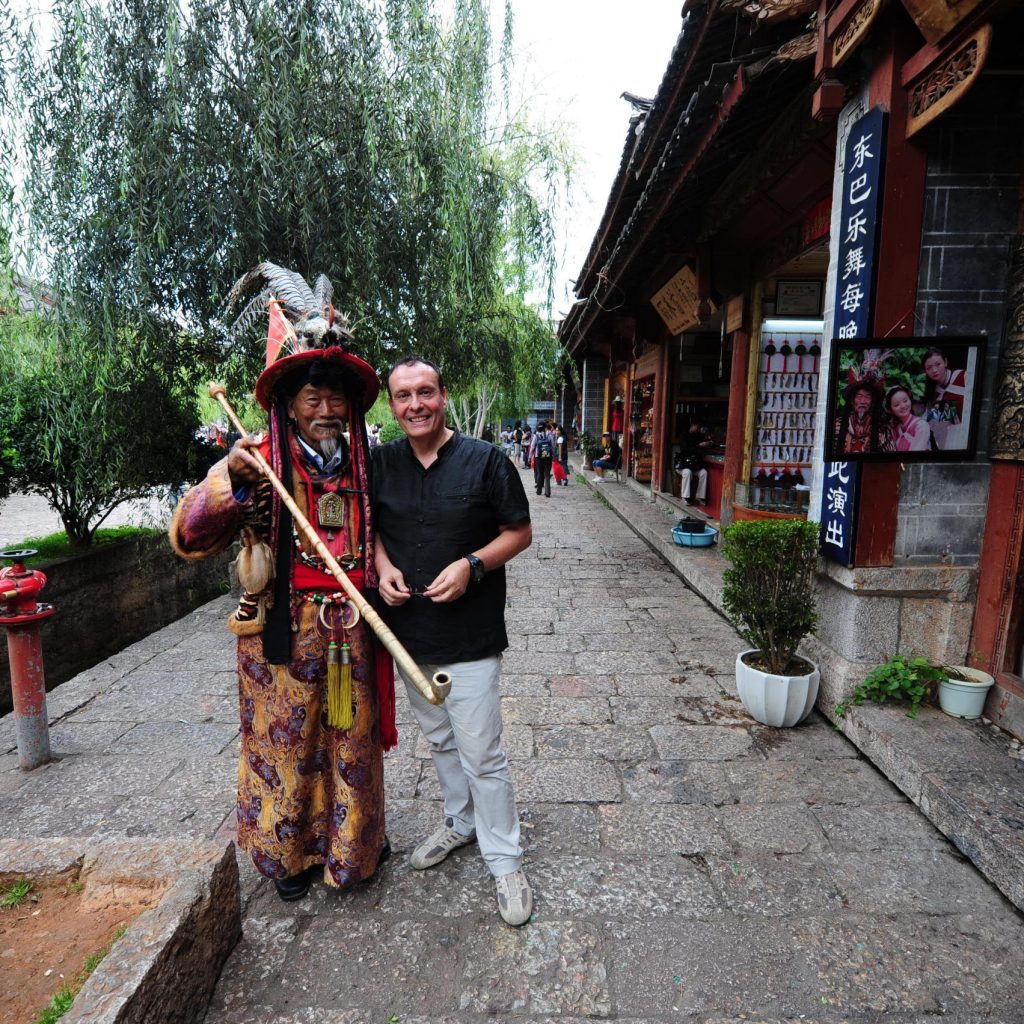 Kunming, China. Appeal of Pietro Laureano at the XVI Congress of the World Union of Anthropologists against the exodus from historical centers and the destruction of nomadic and Oasian cultures