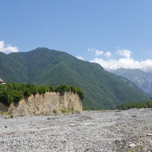 Vista del villaggio di Kish dal fiume a Kish, Şəki, Azerbaijan, ph. PaN