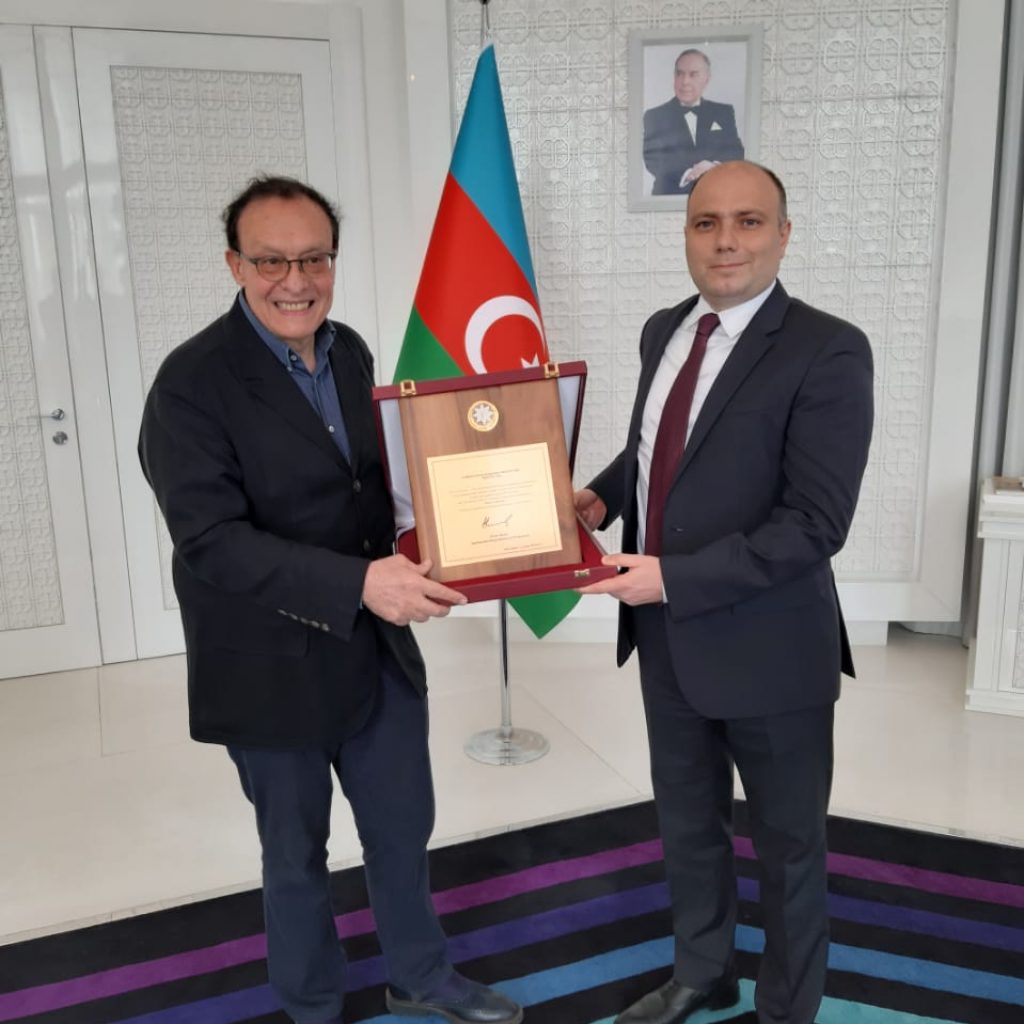 Il presidente della Repubblica dell'Azerbaijan Ilham Aliyev  ha insignito Pietro Laureano del Diploma d'Onore per il manuale di restauro e l'iscrizione UNESCO della città di Sheky.