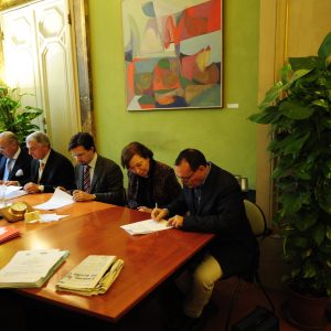 Signing of the Safeguarding Agreement for the Gualchiere: from right, Pietro Laureano, founder of IPOGEA; Elizabeth Nobrega, President of the Nobrega Foundation and International President of ITKI; Dario Nardella, then Mayor of Florence; Luciano Bartolini, then Mayor of Bagno a Ripoli; Michael Carrington, Director of the Nobrega Foundation; and the then municipal officer.